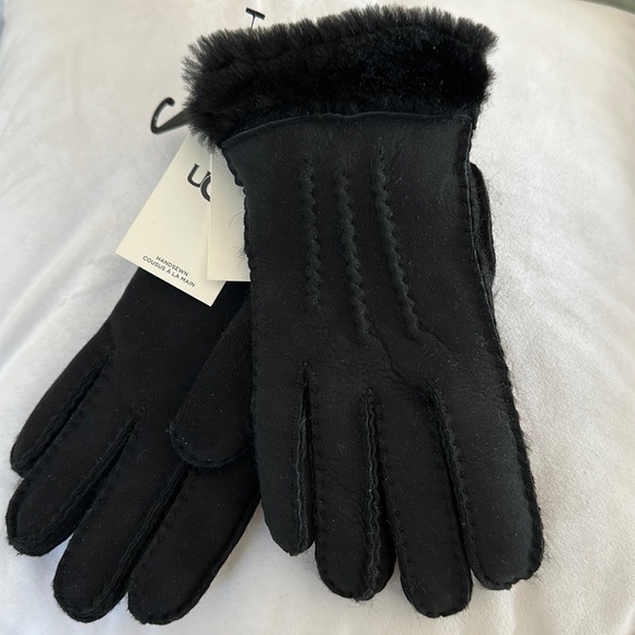 🎁 UGG Tasman Shearling Gloves – NEW with Tags – Cozy, Chic & Gift-Ready! ❄️ - Picture 2 of 9